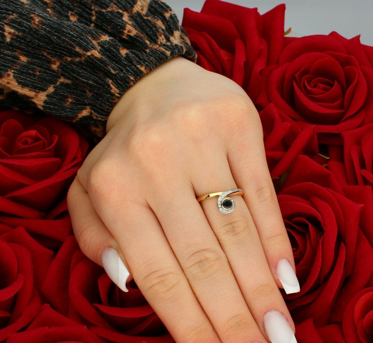 Złoty pierścionek z szafirem i błyszczącą cyrkonią próba 585 rozmiar 14, DIA-PRS-7906-585. Elegancki pierścionek wykonany z żółtego złota o 1.jpg