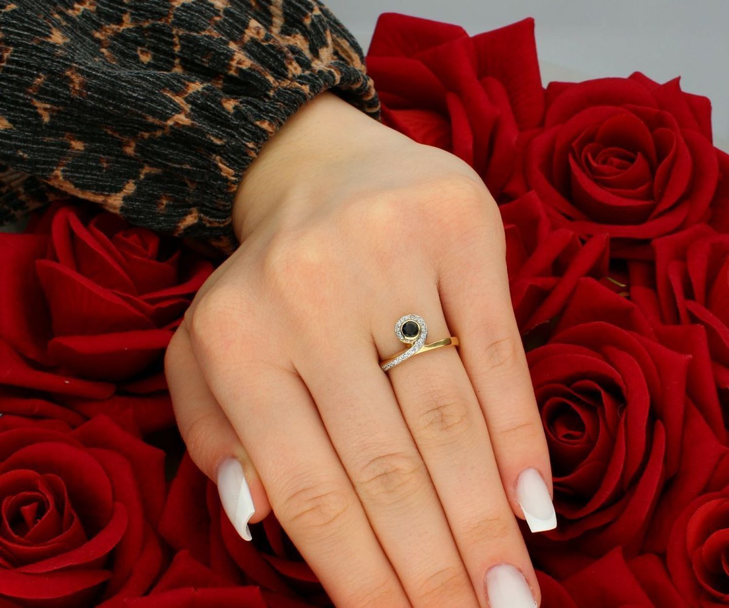 Złoty pierścionek z szafirem i błyszczącą cyrkonią próba 585 rozmiar 14, DIA-PRS-7906-585. Elegancki pierścionek wykonany z żółtego złota o 1.jpg