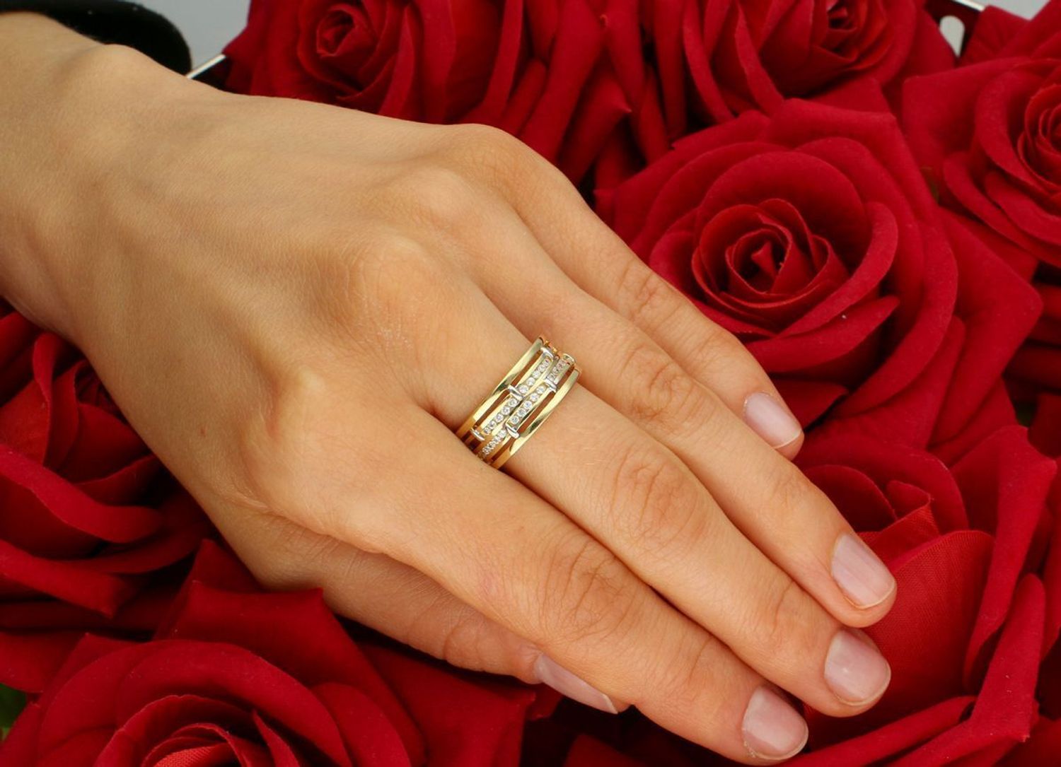 Złoty pierścionek damski próby 585 DIA-PRS-7907-585, bogato zdobiony cyrkoniami. Waga 3,15 g, szerokość górna 8 mm, dolna szyna 2 mm, rozmiar 14. Idealny na prezent.1.jpg