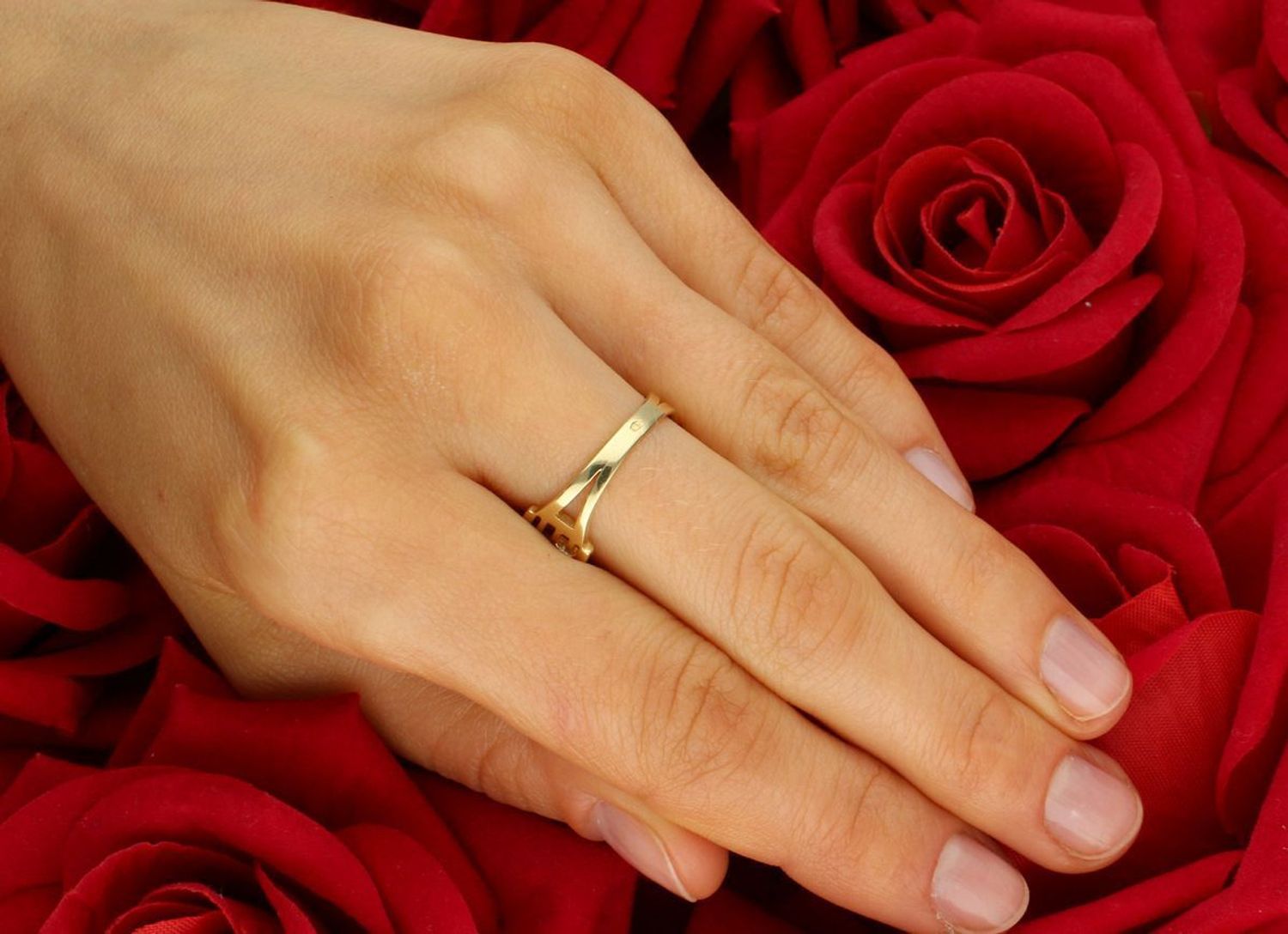 Złoty pierścionek damski próby 585 DIA-PRS-7907-585, bogato zdobiony cyrkoniami. Waga 3,15 g, szerokość górna 8 mm, dolna szyna 2 mm, rozmiar 14. Idealny na prezent.1.jpg