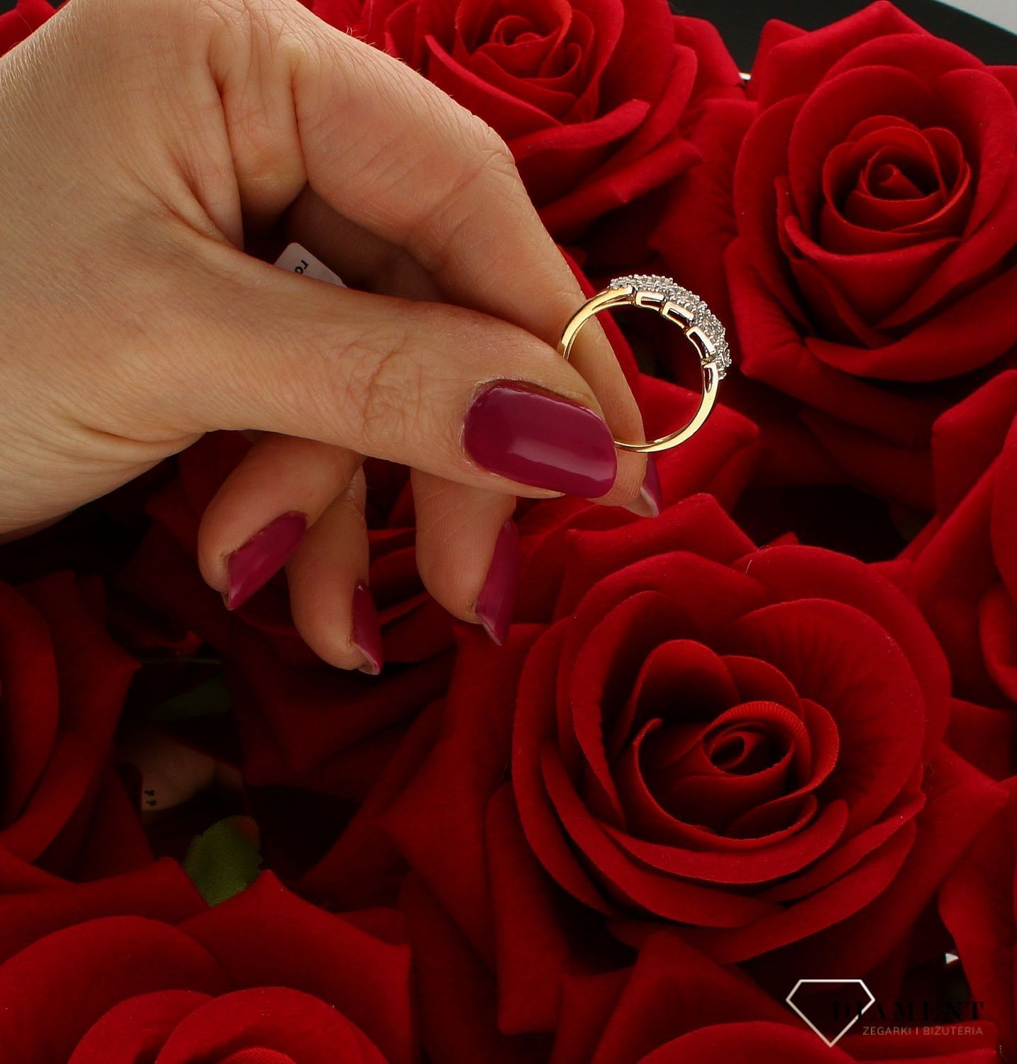 Złoty pierścionek 585 bogato ozdobiony cyrkoniami DIA-PRS-7908-585.  Przepiękny pierścionek z żółtego złota, który został ozdobiony błyszczącymi cyrkoniami. Pierścionek z wysokiej jakości 14-karatowego żółtego złota. Świetni (4).jpg