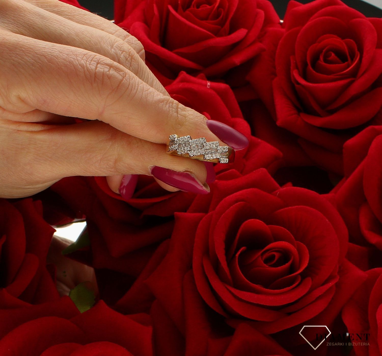 Złoty pierścionek 585 bogato ozdobiony cyrkoniami DIA-PRS-7908-585.  Przepiękny pierścionek z żółtego złota, który został ozdobiony błyszczącymi cyrkoniami. Pierścionek z wysokiej jakości 14-karatowego żółtego złota. Świetni (4).jpg