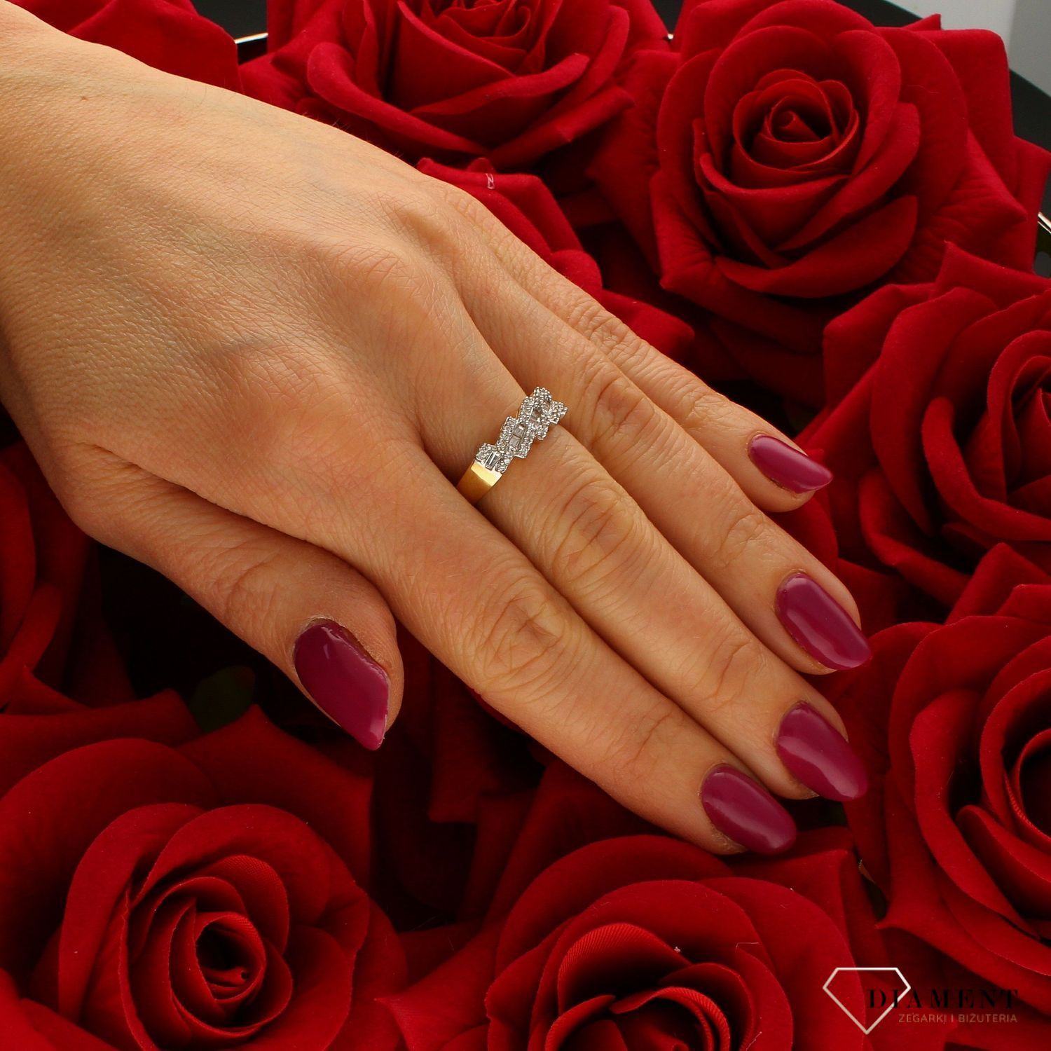 Złoty pierścionek 585 bogato ozdobiony cyrkoniami DIA-PRS-7908-585.  Przepiękny pierścionek z żółtego złota, który został ozdobiony błyszczącymi cyrkoniami. Pierścionek z wysokiej jakości 14-karatowego żółtego złota. Świetni (4).jpg