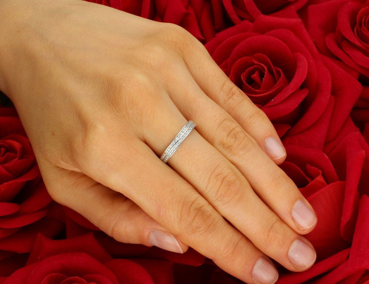 Damski pierścionek z białego złota 585 DIA-PRS-7909-585 z podwójnym rzędem kamieni. Rozmiar 14, waga 1,51 g. Szerokość górnej części 3 mm, dolna szyna 1 mm. Subtelny blask i elegancja.1.jpg