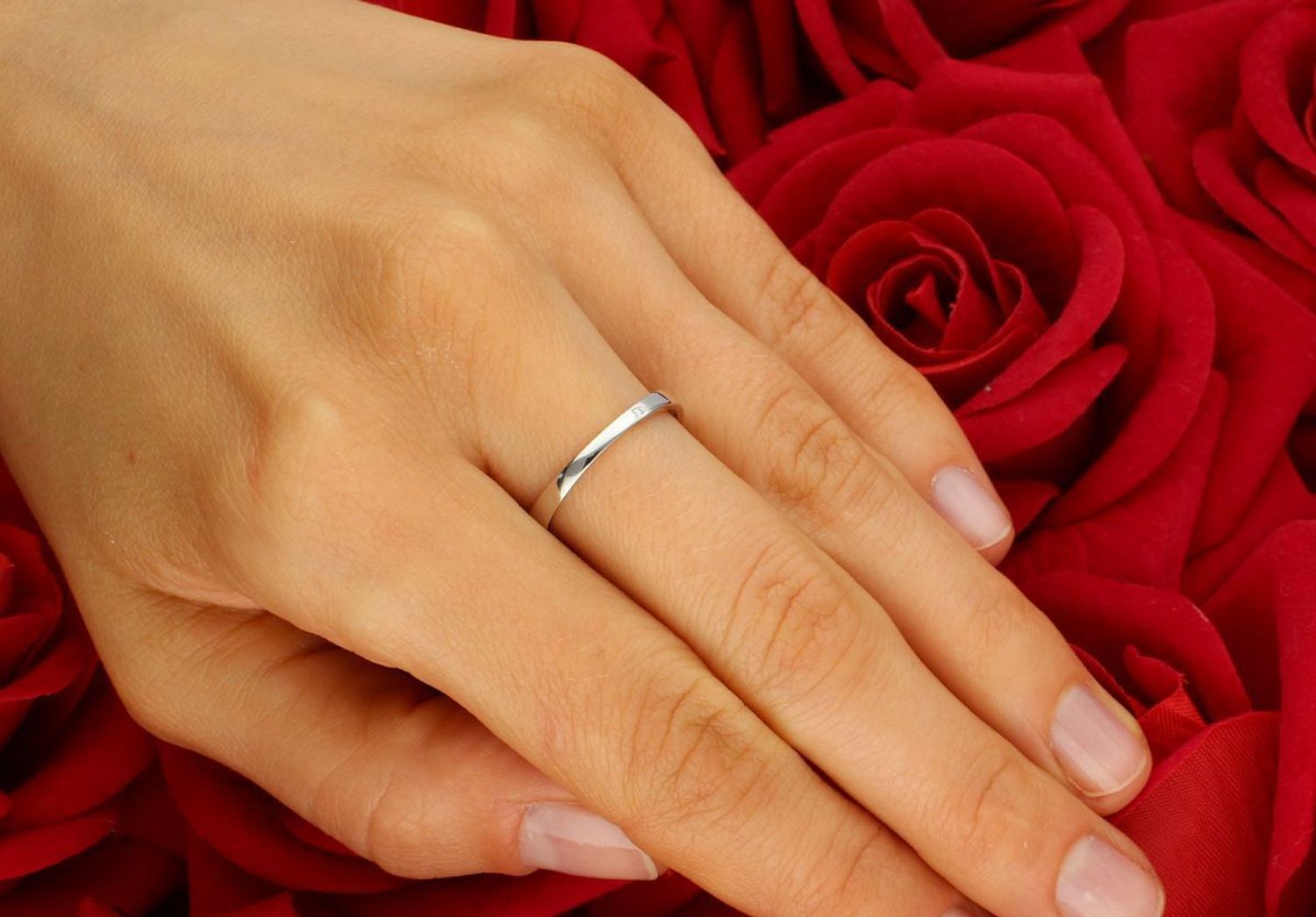 Damski pierścionek z białego złota 585 DIA-PRS-7909-585 z podwójnym rzędem kamieni. Rozmiar 14, waga 1,51 g. Szerokość górnej części 3 mm, dolna szyna 1 mm. Subtelny blask i elegancja.1.jpg