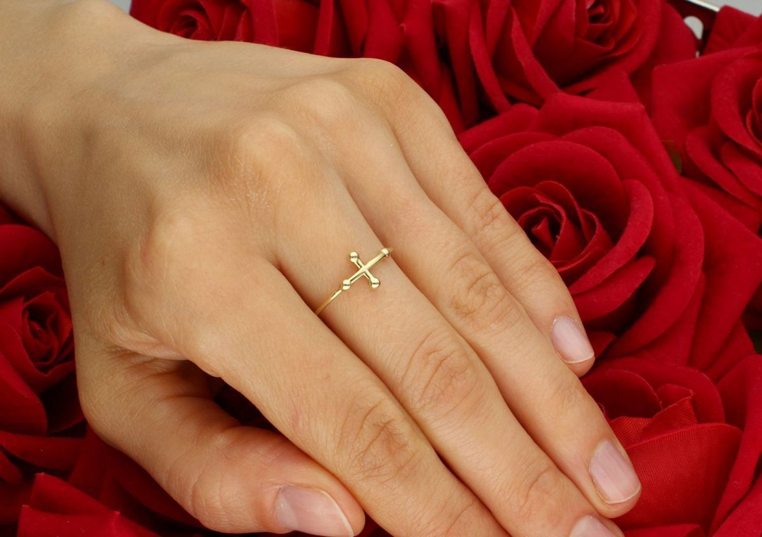 Złoty pierścionek damski próba 585 DIA-PRS-7910-585 – lekki i subtelny model o wadze 0,95 g z ozdobnym elementem 7x10 mm i szyną o szerokości 1 mm. Idealny na prezent lub jako codzienna ozdoba.1.jpg