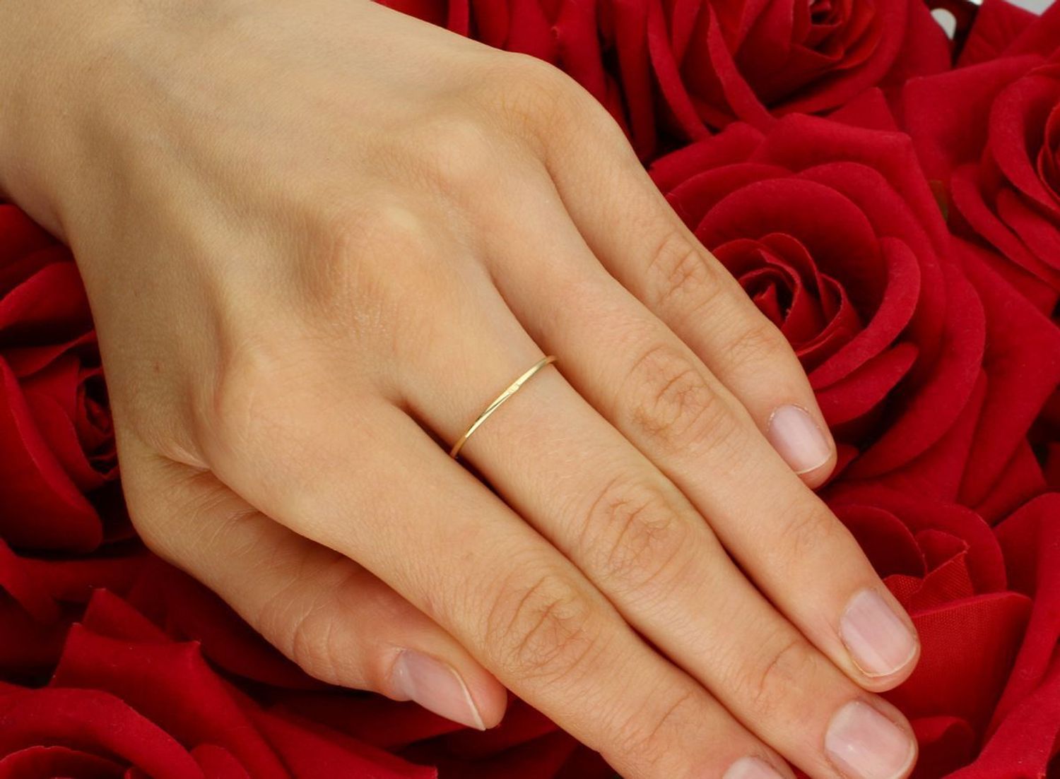 Złoty pierścionek damski próba 585 DIA-PRS-7910-585 – lekki i subtelny model o wadze 0,95 g z ozdobnym elementem 7x10 mm i szyną o szerokości 1 mm. Idealny na prezent lub jako codzienna ozdoba.1.jpg