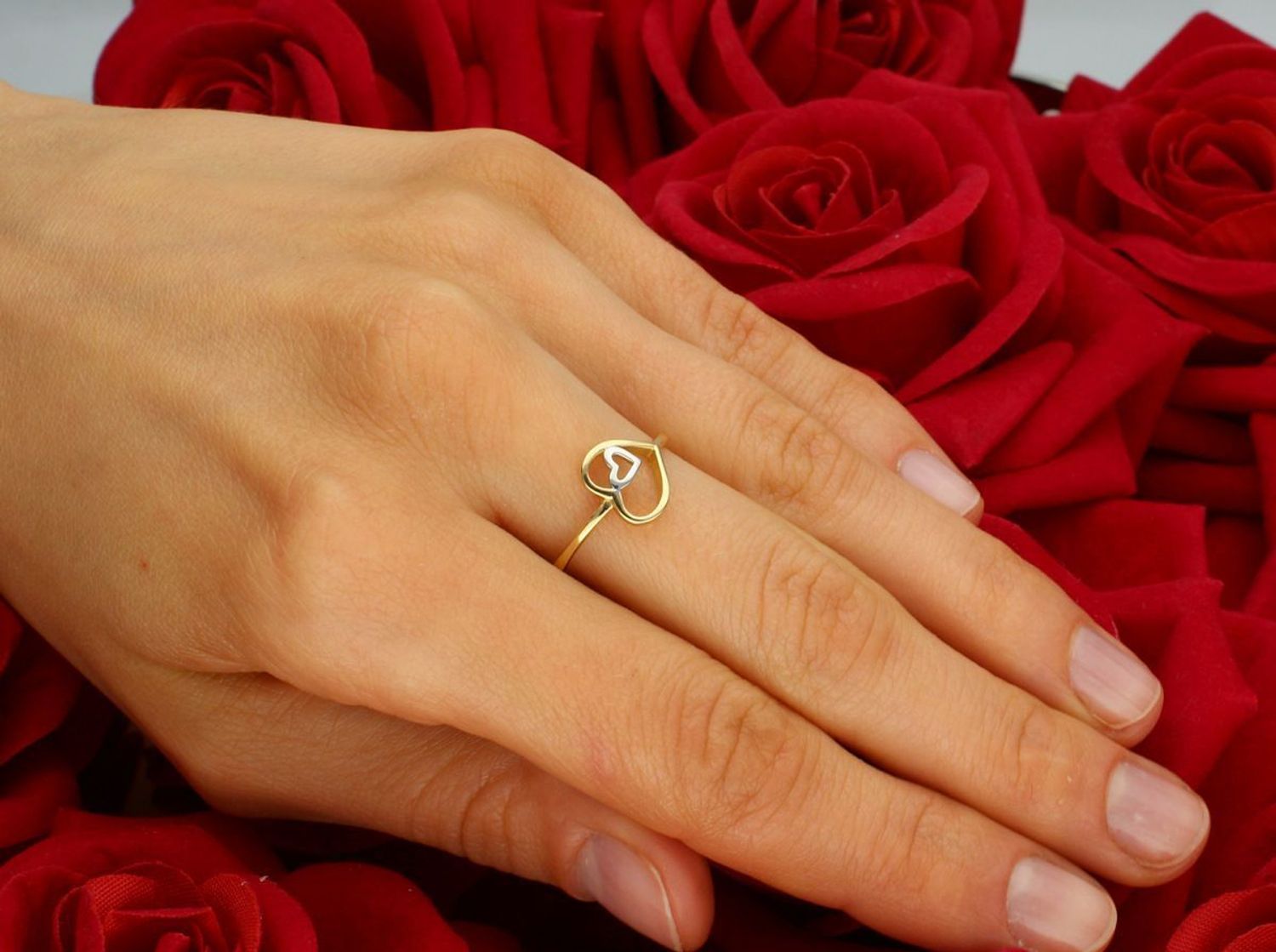 Złoty pierścionek damski z motywem serca, wykonany ze złota próby 585. Delikatny i romantyczny, waży 1,22 g, element ozdobny 9 mm, szerokość szyny 1 mm. Idealny jako prezent dla ukochanej osoby1.jpg