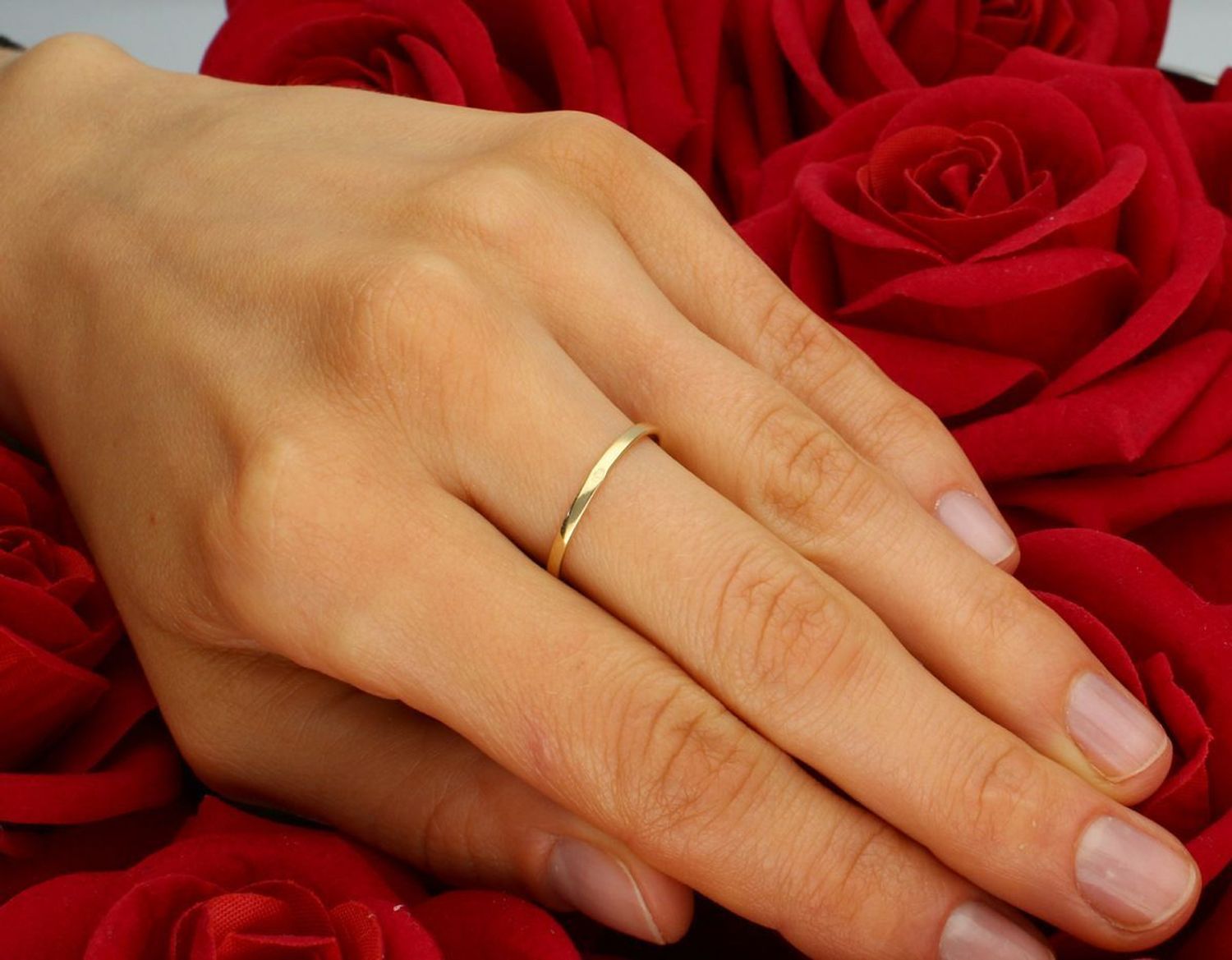Złoty pierścionek damski z motywem serca, wykonany ze złota próby 585. Delikatny i romantyczny, waży 1,22 g, element ozdobny 9 mm, szerokość szyny 1 mm. Idealny jako prezent dla ukochanej osoby1.jpg