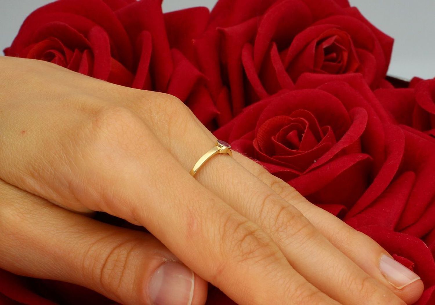 Elegancki pierścionek złoty damski z różową cyrkonią, wykonany z wysokiej próby złota 585. Wysoka jakość i subtelna elegancja, szerokość elementu ozdobnego 4 mm, waga 0,92 g. Idealny 1.jpg