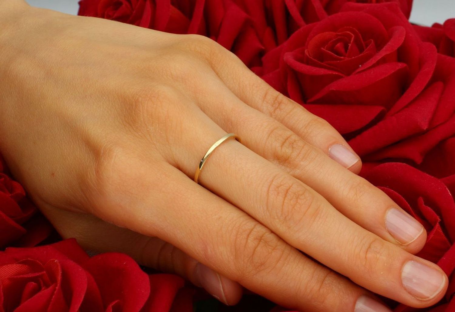 Elegancki pierścionek złoty damski z różową cyrkonią, wykonany z wysokiej próby złota 585. Wysoka jakość i subtelna elegancja, szerokość elementu ozdobnego 4 mm, waga 0,92 g. Idealny 1.jpg