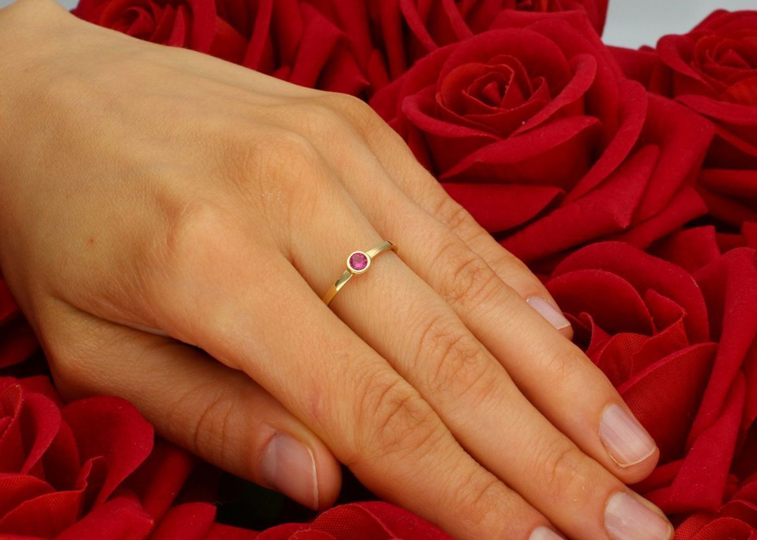 Elegancki pierścionek złoty damski z różową cyrkonią, wykonany z wysokiej próby złota 585. Wysoka jakość i subtelna elegancja, szerokość elementu ozdobnego 4 mm, waga 0,92 g. Idealny 1.jpg