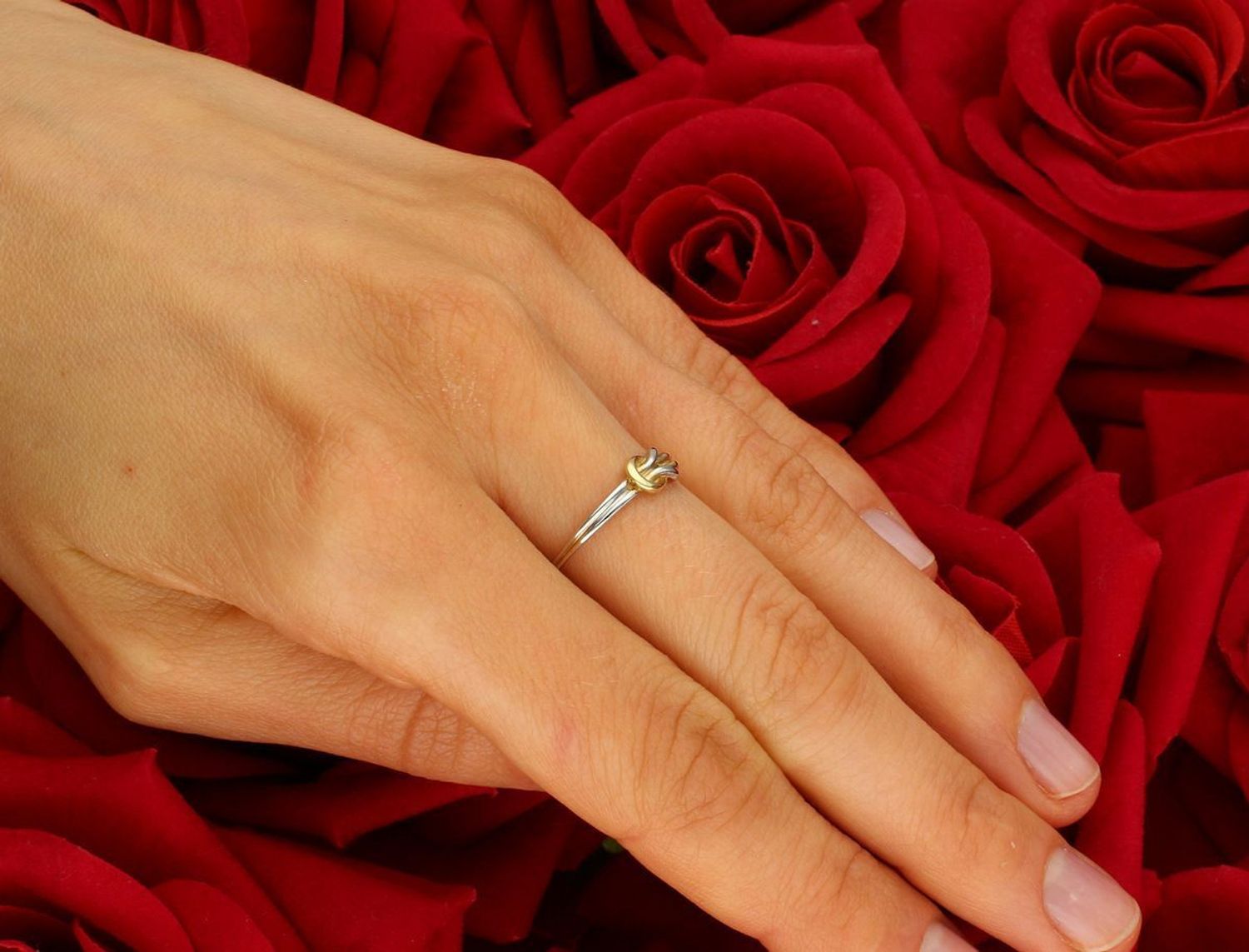 Złoty pierścionek damski pleciony z dodatkiem białego złota próby 585. Waga 1,04 g, szerokość elementu ozdobnego 4 mm x 7 mm, szerokość dolnej szyny 1 mm, elegancka biżuteria na co dzień.1.jpg