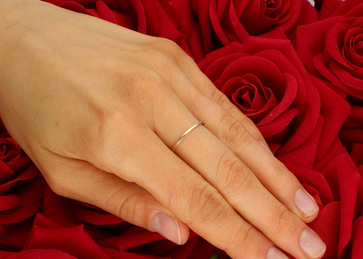 Złoty pierścionek damski pleciony z dodatkiem białego złota próby 585. Waga 1,04 g, szerokość elementu ozdobnego 4 mm x 7 mm, szerokość dolnej szyny 1 mm, elegancka biżuteria na co dzień.1.jpg