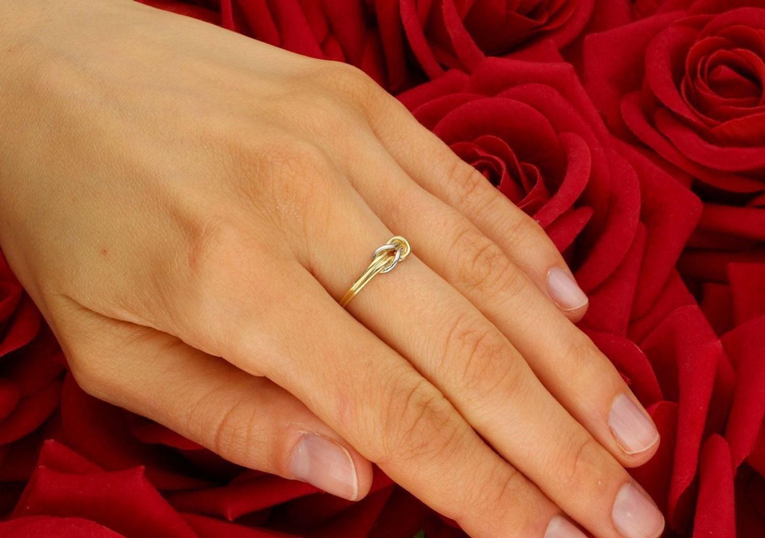 Złoty pierścionek damski pleciony z dodatkiem białego złota próby 585. Waga 1,04 g, szerokość elementu ozdobnego 4 mm x 7 mm, szerokość dolnej szyny 1 mm, elegancka biżuteria na co dzień.1.jpg