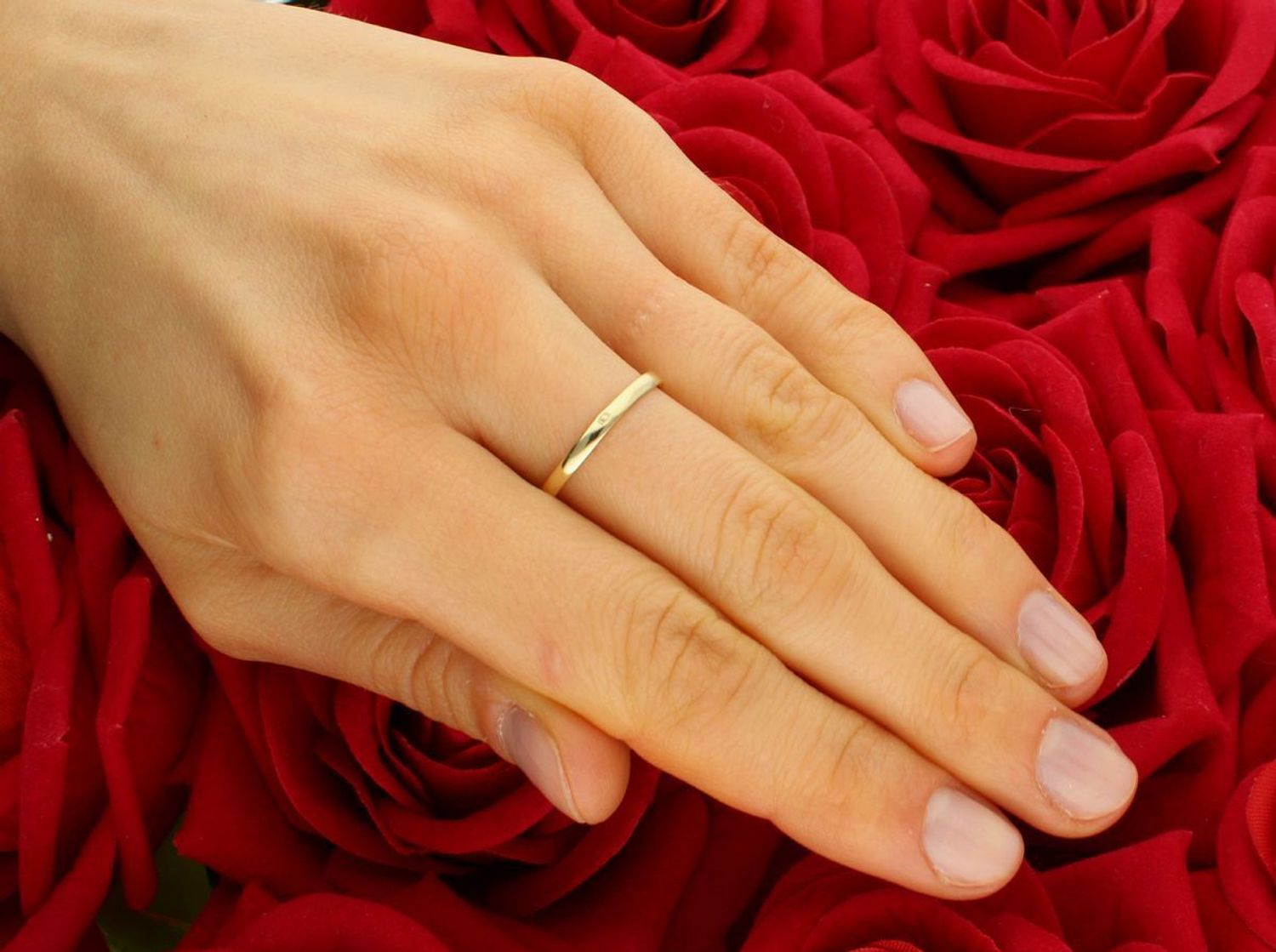 Złoty pierścionek Kwiatki z cyrkonią próba 585 rozmiar 14, DIA-PRS-7914-585. Złoty pierścionek z kwiatkami i cyrkonią to bardzo romantyczny i uroczy wybór! Kwiatowe wzory są klasyczne1.jpg