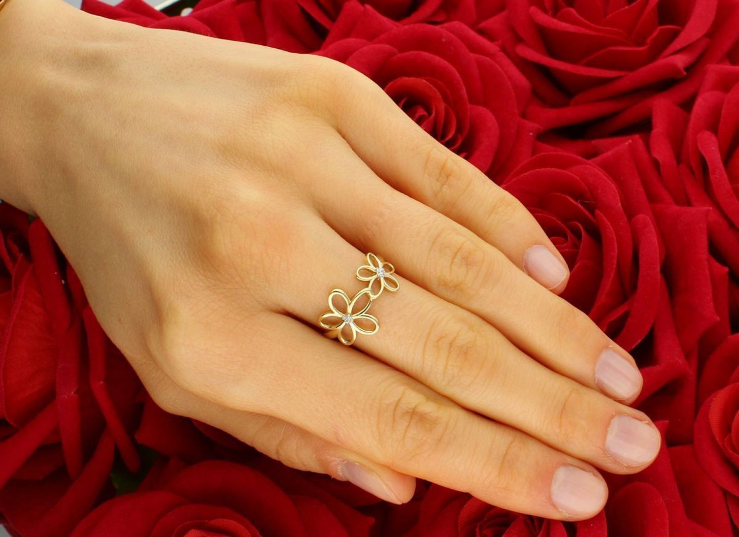 Złoty pierścionek Kwiatki z cyrkonią próba 585 rozmiar 14, DIA-PRS-7914-585. Złoty pierścionek z kwiatkami i cyrkonią to bardzo romantyczny i uroczy wybór! Kwiatowe wzory są klasyczne1.jpg