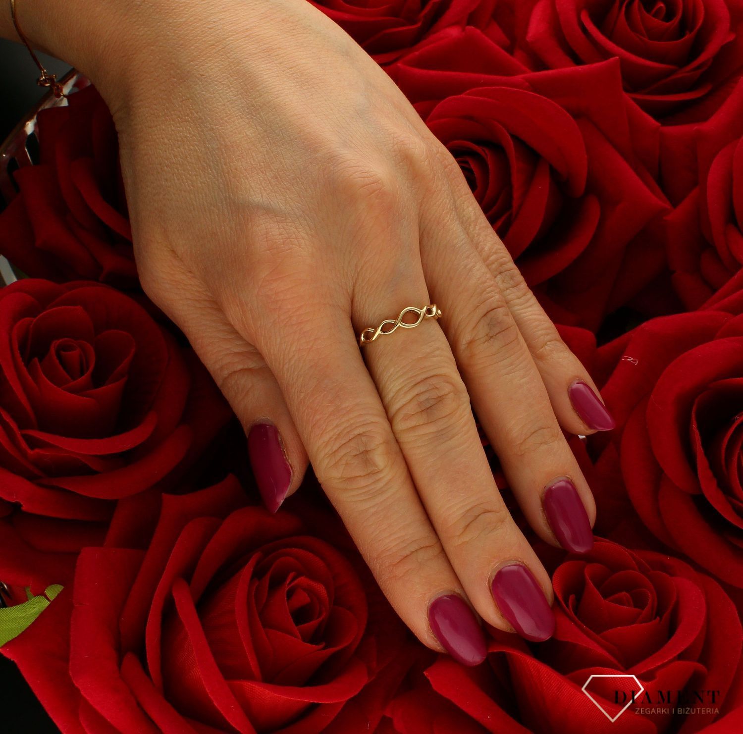 Złoty pierścionek damski 585 Plecione złoto DIA-PRS-7916-585. Pierścionek będzie pięknym wyznaniem uczucia, można go podarować jako pojedynczą ozdobę lub skompletować z kolczykami czy naszyjnikiem z naszej kolekcji. Darmowa dostawa..jpg