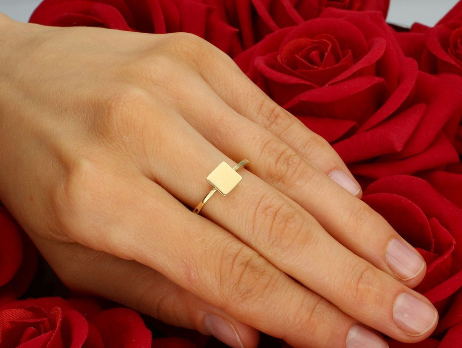 Złoty pierścionek damski z geometrycznym, gładkim kwadratem. Próba 585, masa 2,00 g, element ozdobny 7 mm, szerokość szyny 2 mm. Model DIA-PRS-7917-585 – elegancja w nowoczesnym stylu.1.jpg