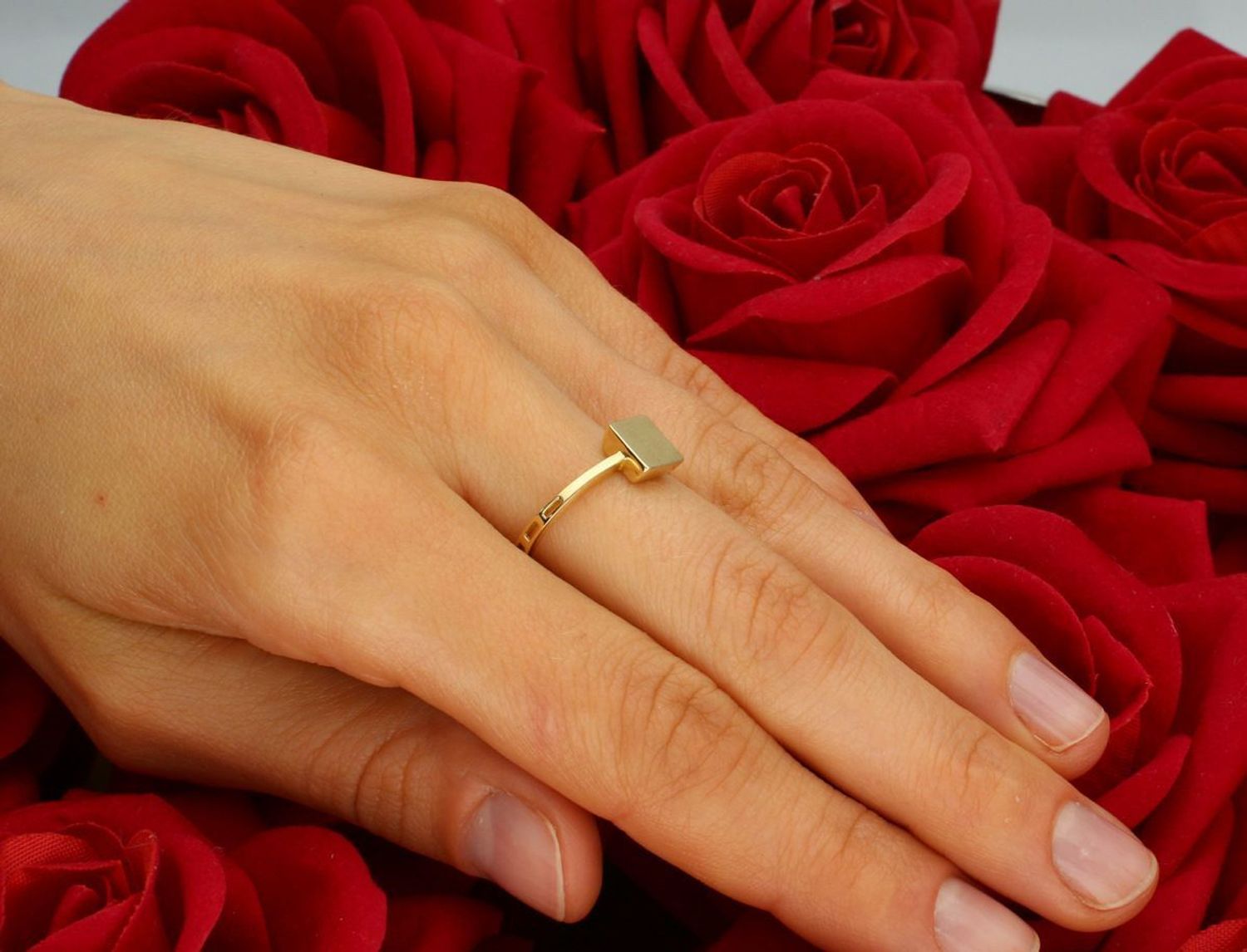 Złoty pierścionek damski z geometrycznym, gładkim kwadratem. Próba 585, masa 2,00 g, element ozdobny 7 mm, szerokość szyny 2 mm. Model DIA-PRS-7917-585 – elegancja w nowoczesnym stylu.1.jpg