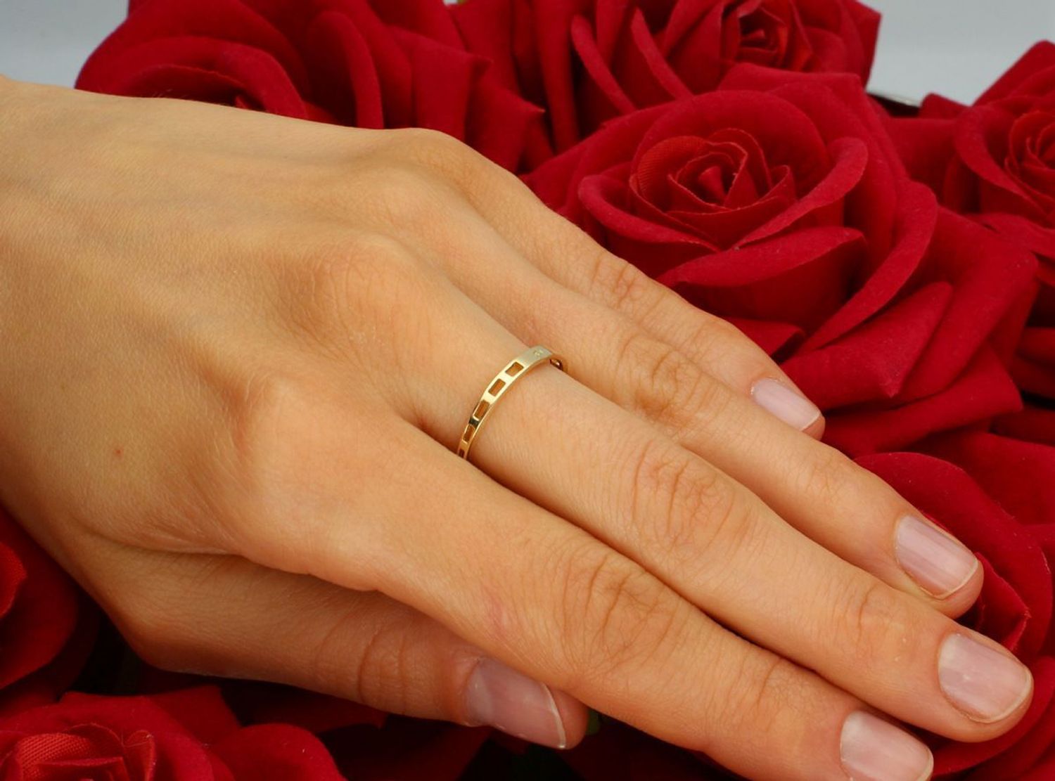 Złoty pierścionek damski z geometrycznym, gładkim kwadratem. Próba 585, masa 2,00 g, element ozdobny 7 mm, szerokość szyny 2 mm. Model DIA-PRS-7917-585 – elegancja w nowoczesnym stylu.1.jpg