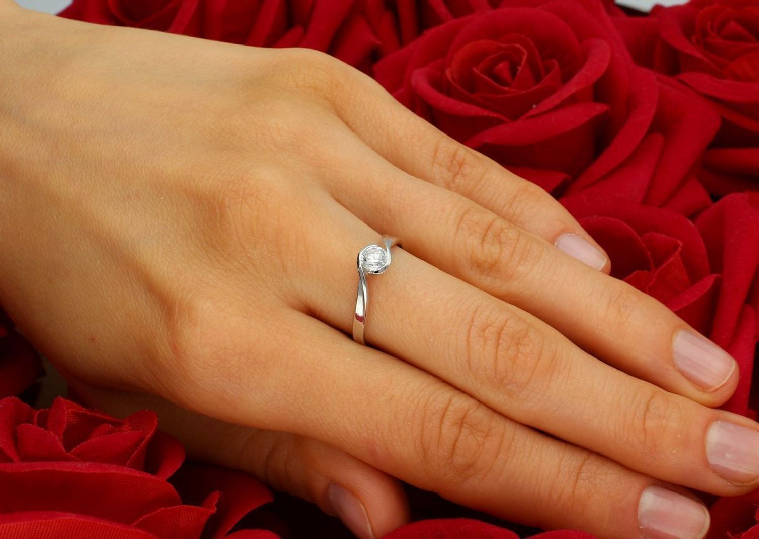 Pierścionek damski białe złoto próby 585, model DIA-PRS-7918-585. Waga 1,87 g, wielkość kamienia 5 mm, szerokość szyny 2 mm, rozmiar 15. Elegancki pierścionek z białego złota, doskonały wybór 1.jpg