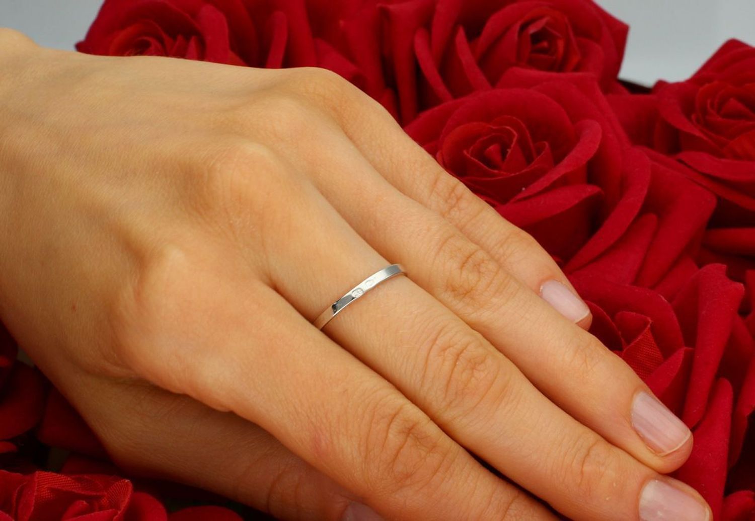 Pierścionek damski białe złoto próby 585, model DIA-PRS-7918-585. Waga 1,87 g, wielkość kamienia 5 mm, szerokość szyny 2 mm, rozmiar 15. Elegancki pierścionek z białego złota, doskonały wybór 1.jpg