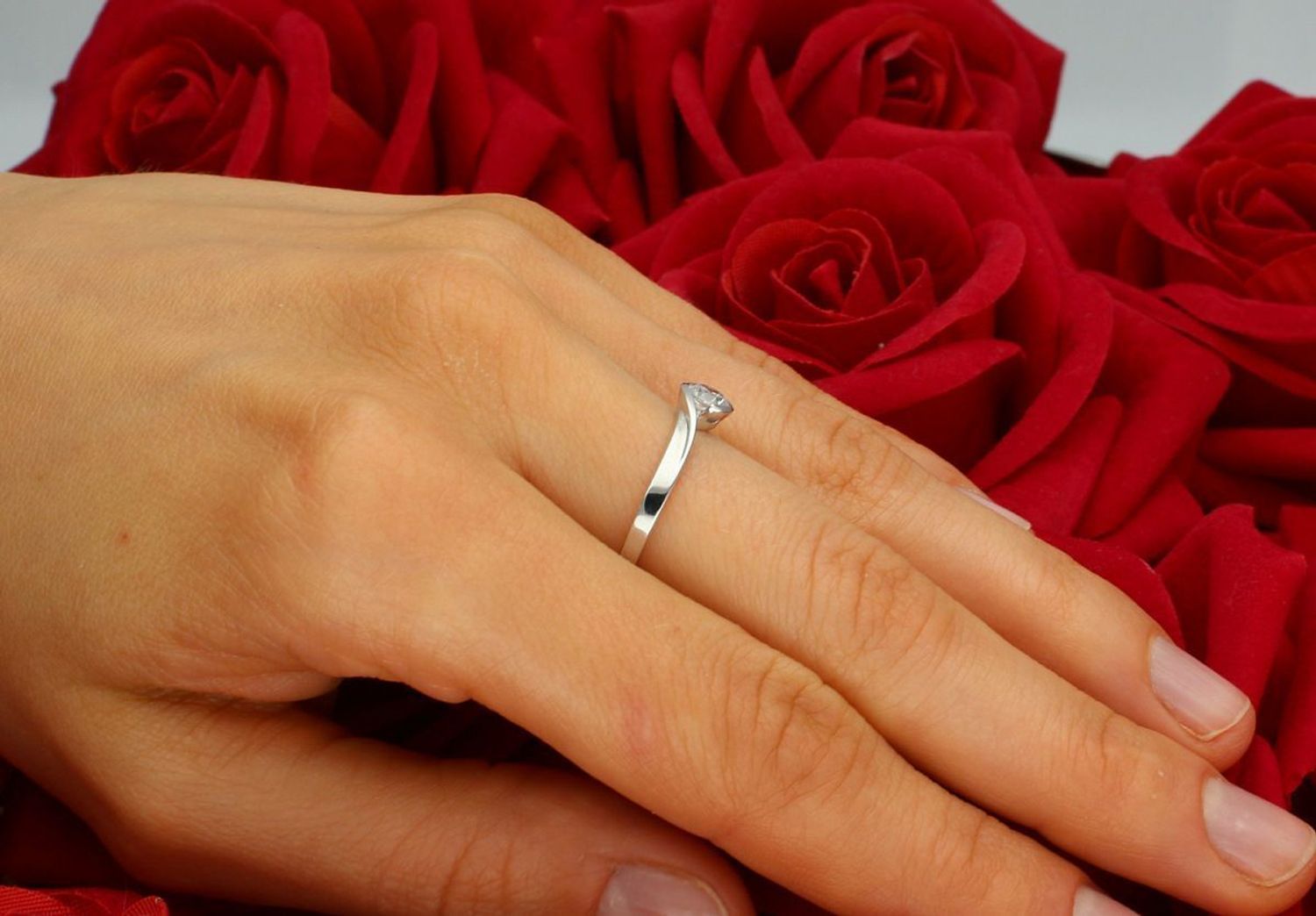 Pierścionek damski białe złoto próby 585, model DIA-PRS-7918-585. Waga 1,87 g, wielkość kamienia 5 mm, szerokość szyny 2 mm, rozmiar 15. Elegancki pierścionek z białego złota, doskonały wybór 1.jpg