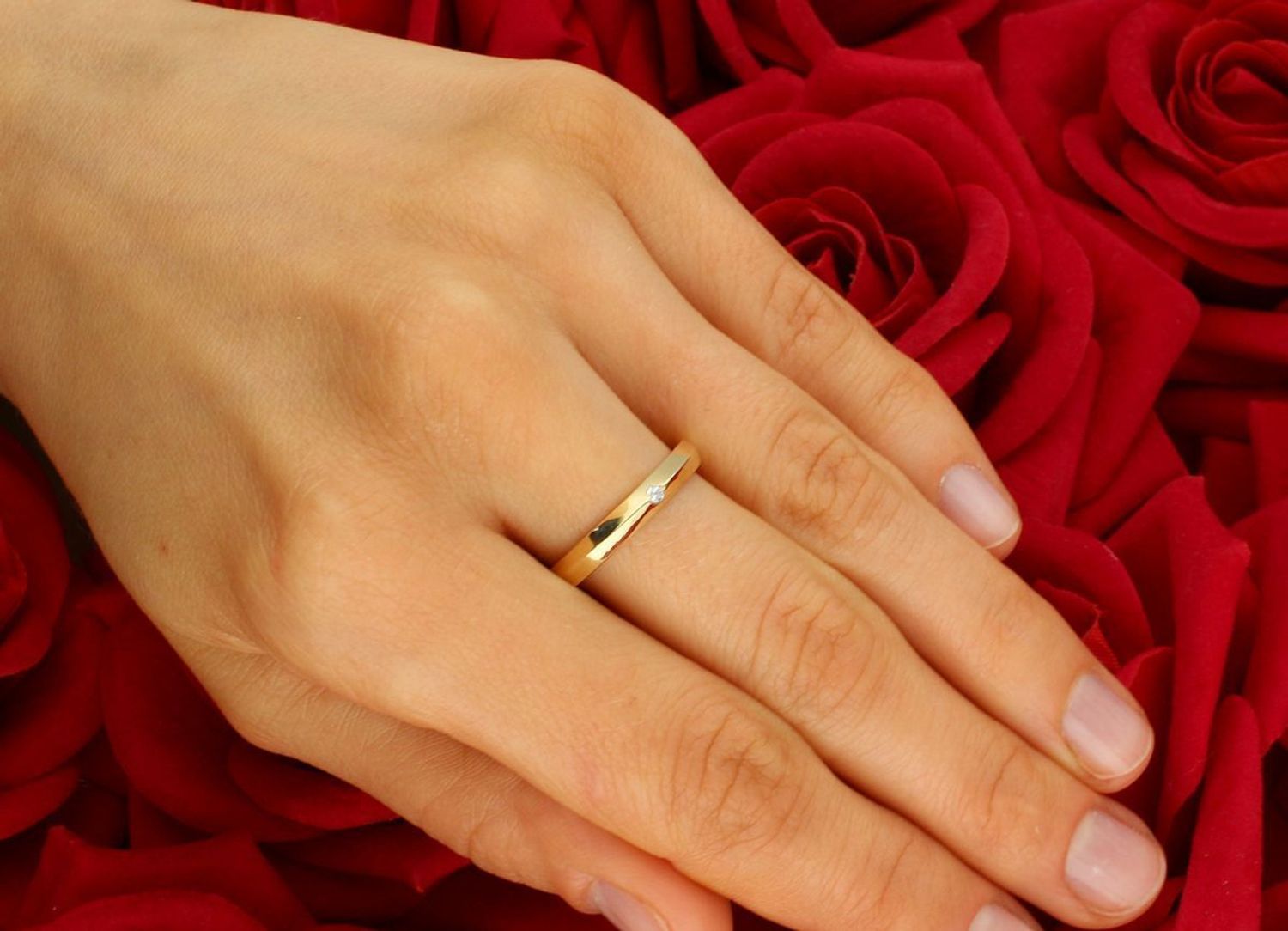 Delikatny pierścionek damski ze złota próby 585 z malutką cyrkonią na środku. Waga 1,38 g, rozmiar 15. Subtelna forma – idealna na prezent lub zaręczyny.1.jpg