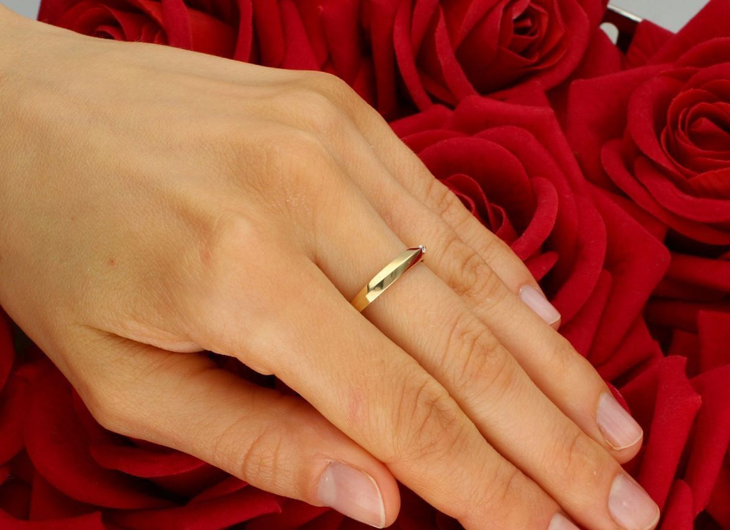 Delikatny pierścionek damski ze złota próby 585 z malutką cyrkonią na środku. Waga 1,38 g, rozmiar 15. Subtelna forma – idealna na prezent lub zaręczyny.1.jpg