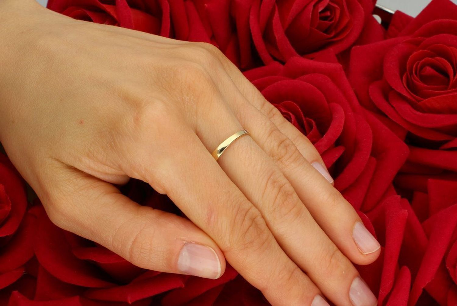 Delikatny pierścionek damski ze złota próby 585 z malutką cyrkonią na środku. Waga 1,38 g, rozmiar 15. Subtelna forma – idealna na prezent lub zaręczyny.1.jpg