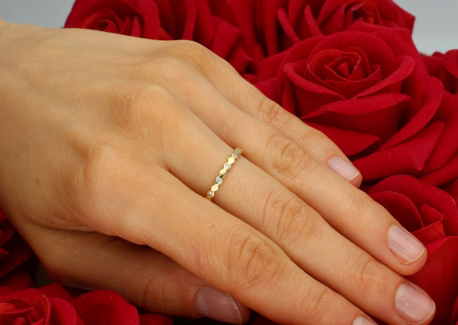 Złoty pierścionek damski próby 585, model DIA-PRS-7920-585. Waga 0,99 g, delikatnie zdobiony cyrkonią. Szerokość górnej części 2 mm, szerokość dolnej szyny 1 mm. Idealny wybór na 1.jpg