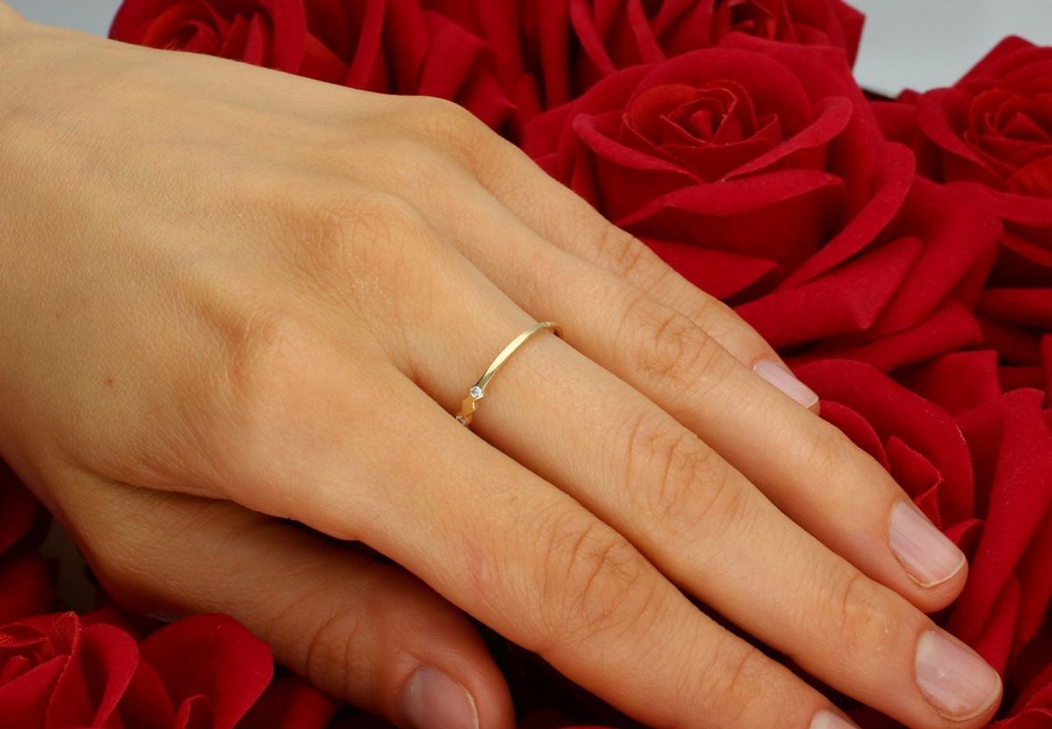 Złoty pierścionek damski próby 585, model DIA-PRS-7920-585. Waga 0,99 g, delikatnie zdobiony cyrkonią. Szerokość górnej części 2 mm, szerokość dolnej szyny 1 mm. Idealny wybór na 1.jpg