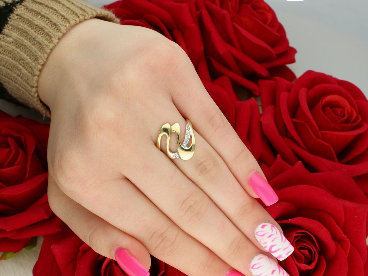 Złoty pierścionek damski próby 585 o geometrycznym kształcie. Model DIA-PRS-7921-585, rozmiar 15, element ozdobny 1,7 x 1,5 cm, szerokość szyny 1 mm. Designerski styl i elegancja.1.jpg