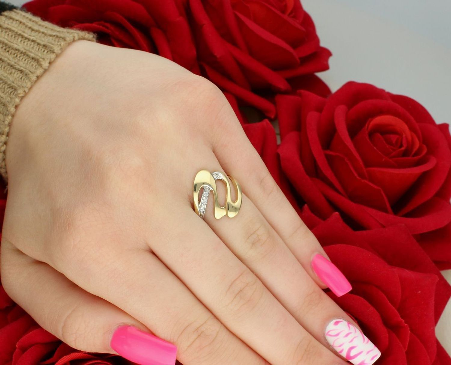 Złoty pierścionek damski próby 585 o geometrycznym kształcie. Model DIA-PRS-7921-585, rozmiar 15, element ozdobny 1,7 x 1,5 cm, szerokość szyny 1 mm. Designerski styl i elegancja.1.jpg