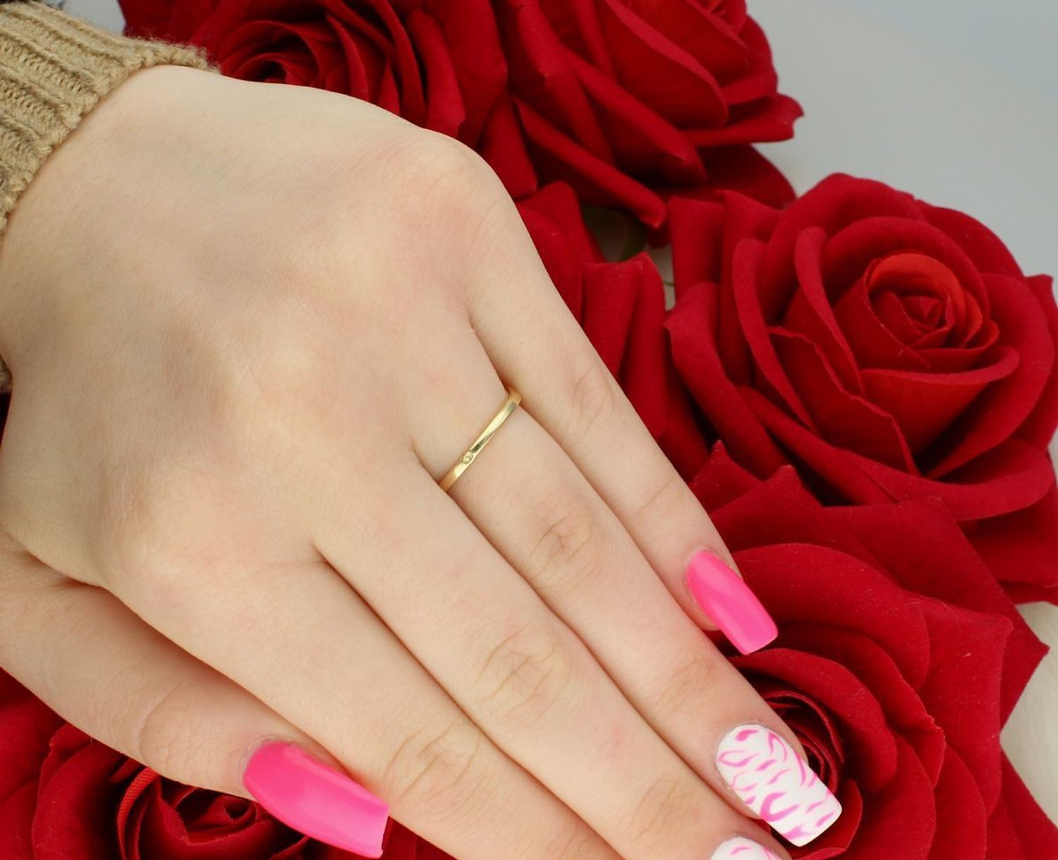 Złoty pierścionek damski próby 585 o geometrycznym kształcie. Model DIA-PRS-7921-585, rozmiar 15, element ozdobny 1,7 x 1,5 cm, szerokość szyny 1 mm. Designerski styl i elegancja.1.jpg