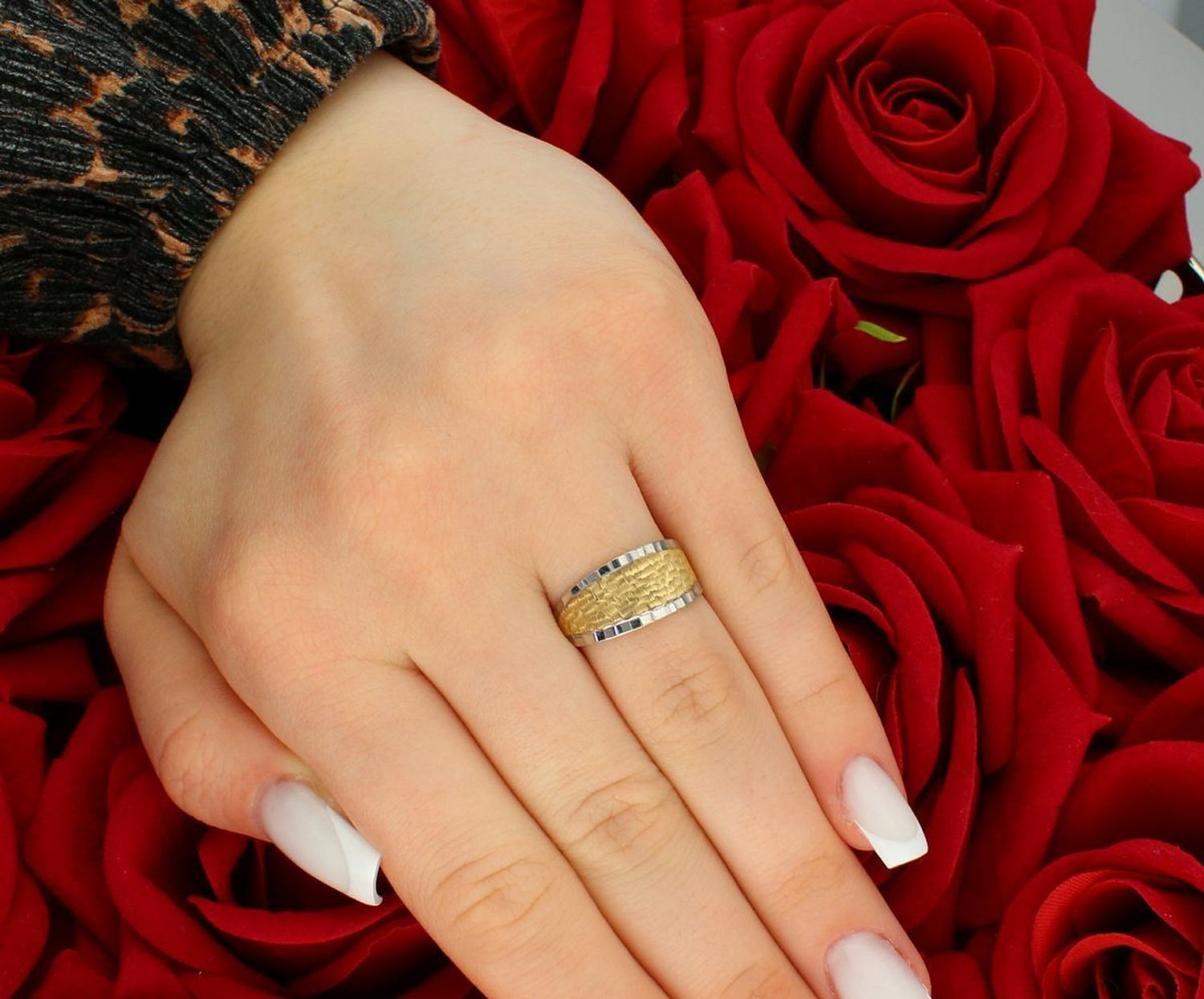 Złoty pierścionek grawerowany białe złoto próba 585 rozmiar 15, DIA-PRS-7922-585. Ten elegancki pierścionek łączy w sobie klasyczne złoto próby 585 z subtelnym dodatkiem białego złota1.jpg