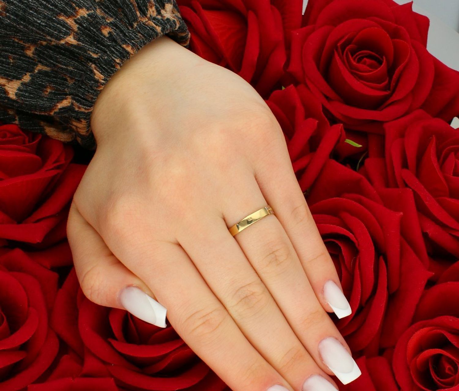 Złoty pierścionek grawerowany białe złoto próba 585 rozmiar 15, DIA-PRS-7922-585. Ten elegancki pierścionek łączy w sobie klasyczne złoto próby 585 z subtelnym dodatkiem białego złota1.jpg