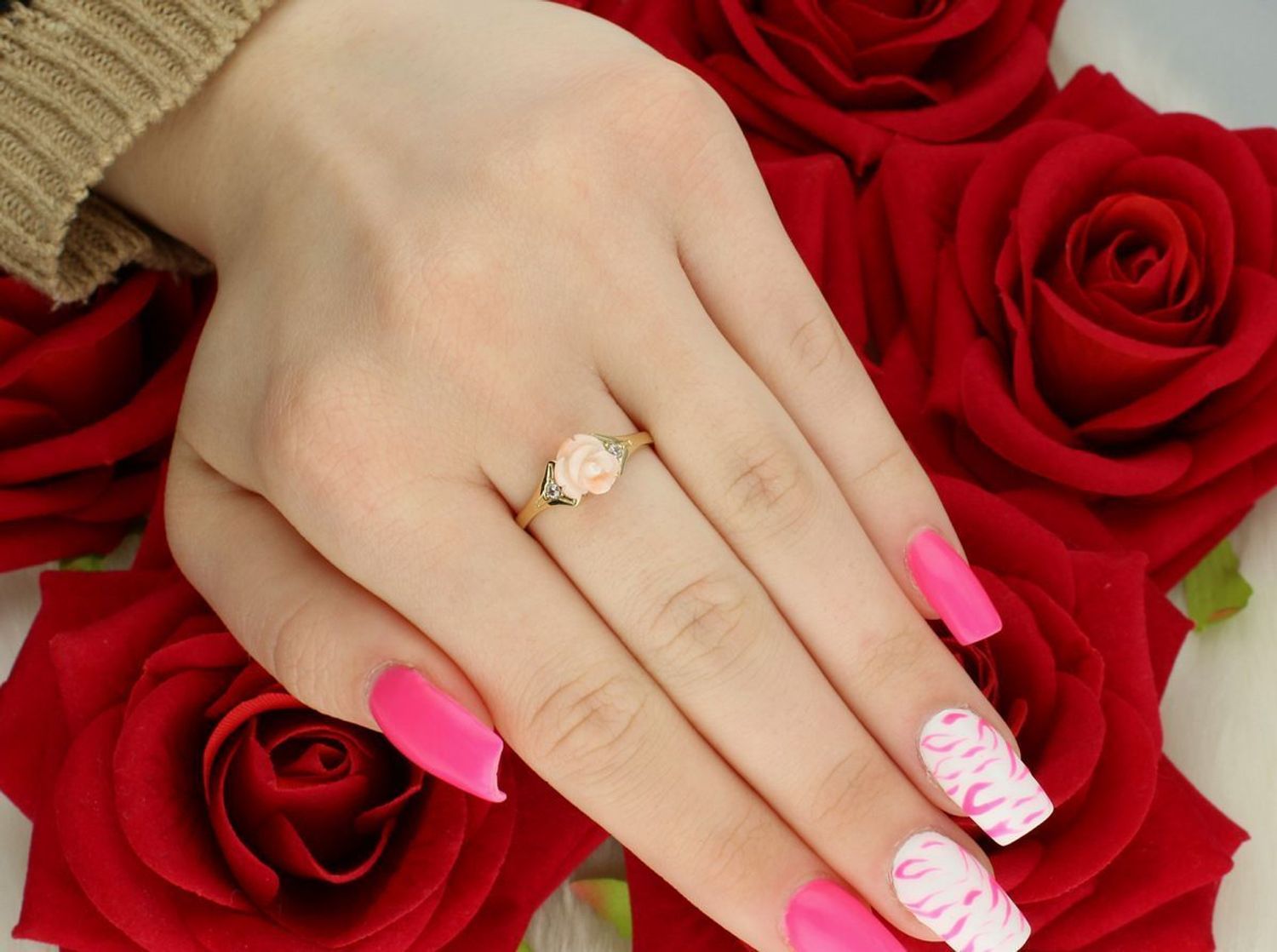 Złoty pierścionek damski z koralem w kształcie kwiatka próba 585 DIA-PRS-7923-585 rozmiar 15.jpg