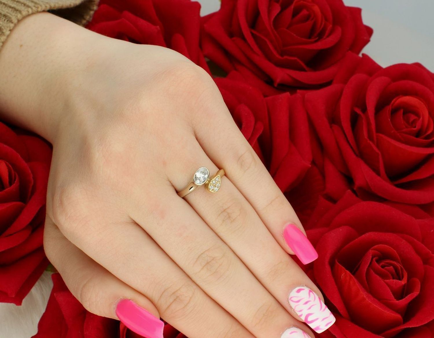 Pierścionek damski DIA-PRS-7924-585 ze złota próby 585, dwie łezki – z żółtego i białego złota. Ozdobiony cyrkoniami, waga 2,81 g, szerokość ozdoby 1 cm, szyna 2 mm.1.jpg