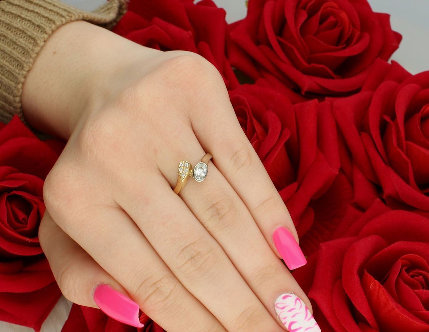 Pierścionek damski DIA-PRS-7924-585 ze złota próby 585, dwie łezki – z żółtego i białego złota. Ozdobiony cyrkoniami, waga 2,81 g, szerokość ozdoby 1 cm, szyna 2 mm.1.jpg