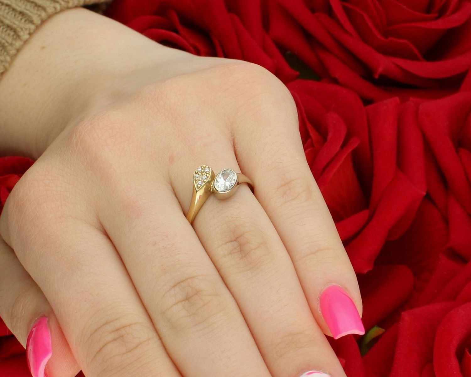 Pierścionek damski DIA-PRS-7924-585 ze złota próby 585, dwie łezki – z żółtego i białego złota. Ozdobiony cyrkoniami, waga 2,81 g, szerokość ozdoby 1 cm, szyna 2 mm.1.jpg