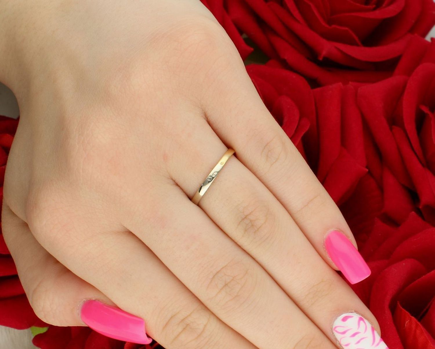 Pierścionek damski DIA-PRS-7924-585 ze złota próby 585, dwie łezki – z żółtego i białego złota. Ozdobiony cyrkoniami, waga 2,81 g, szerokość ozdoby 1 cm, szyna 2 mm.1.jpg