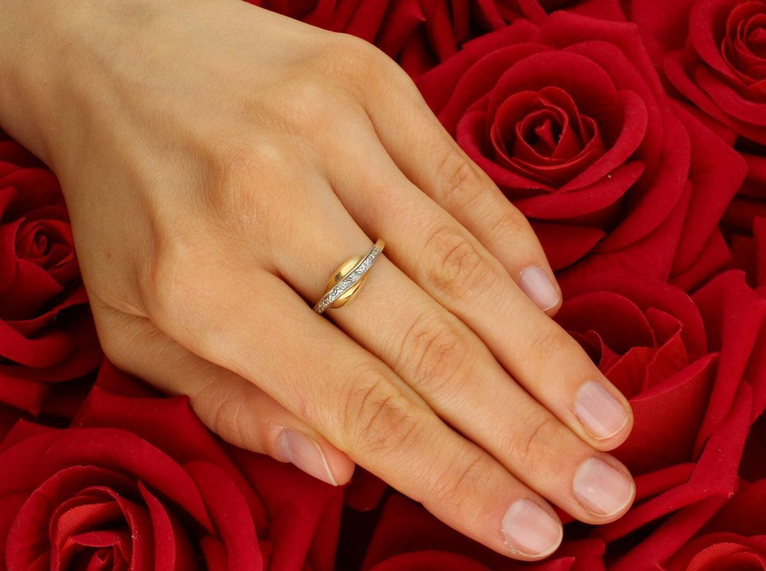 Złoty pierścionek damski próby 585 z pasem cyrkonii, 2,13 g, szerokość elementu ozdobnego 7 mm, szerokość szyny pierścionka 1 mm, rozmiar 15. Elegancka biżuteria na co dzień.1.jpg