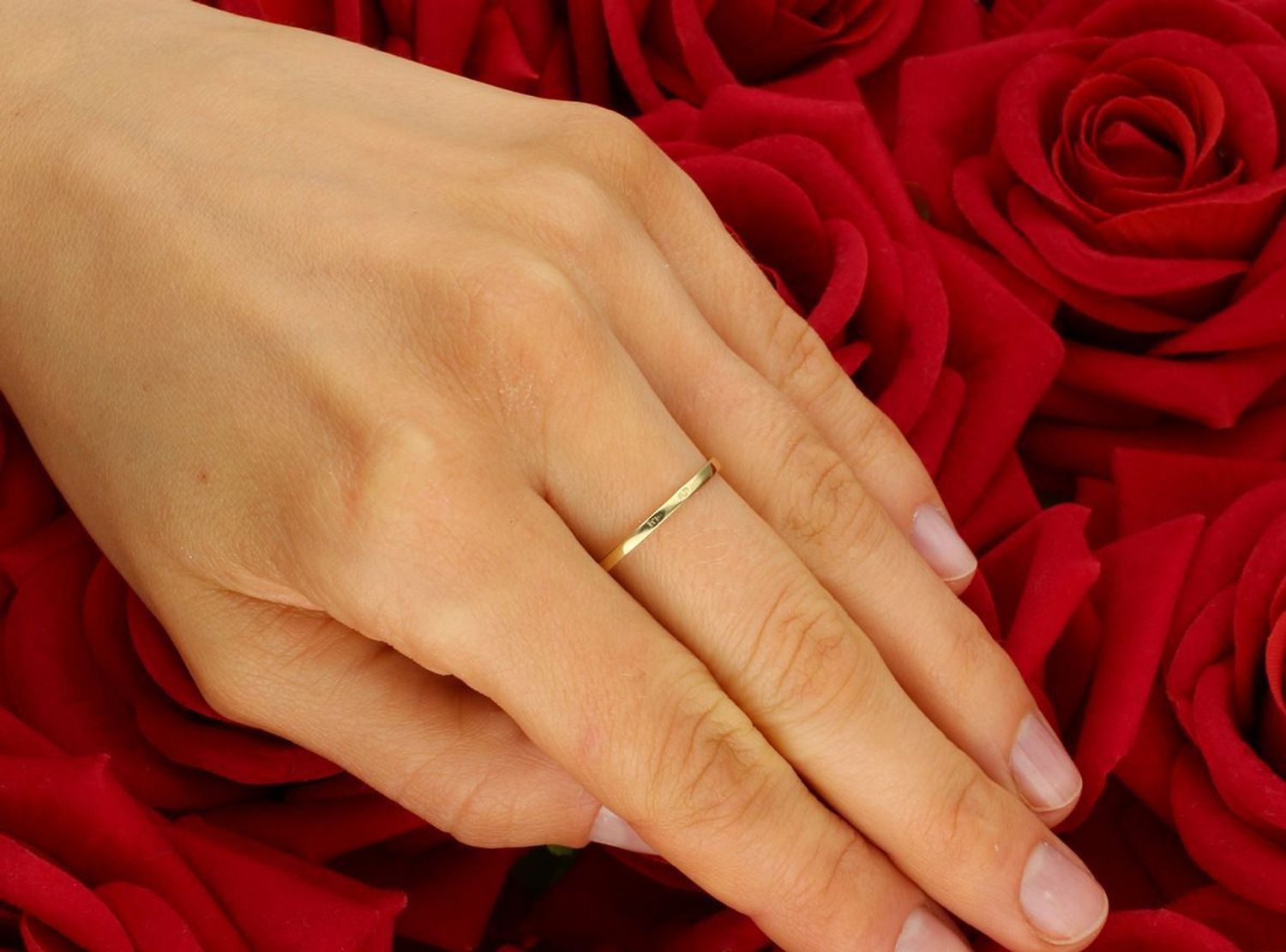 Złoty pierścionek damski próby 585 z pasem cyrkonii, 2,13 g, szerokość elementu ozdobnego 7 mm, szerokość szyny pierścionka 1 mm, rozmiar 15. Elegancka biżuteria na co dzień.1.jpg