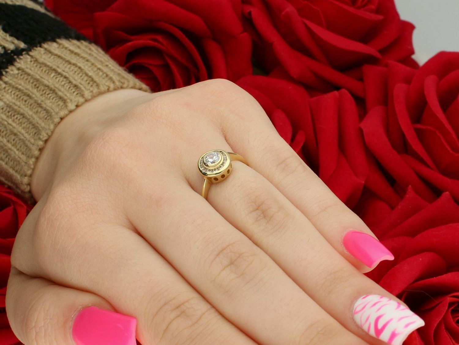 Złoty pierścionek damski z cyrkonią i okrągłym zdobieniem DIA-PRS-7926-585  Próba 585  2,31 g  Rozmiar 15.jpg