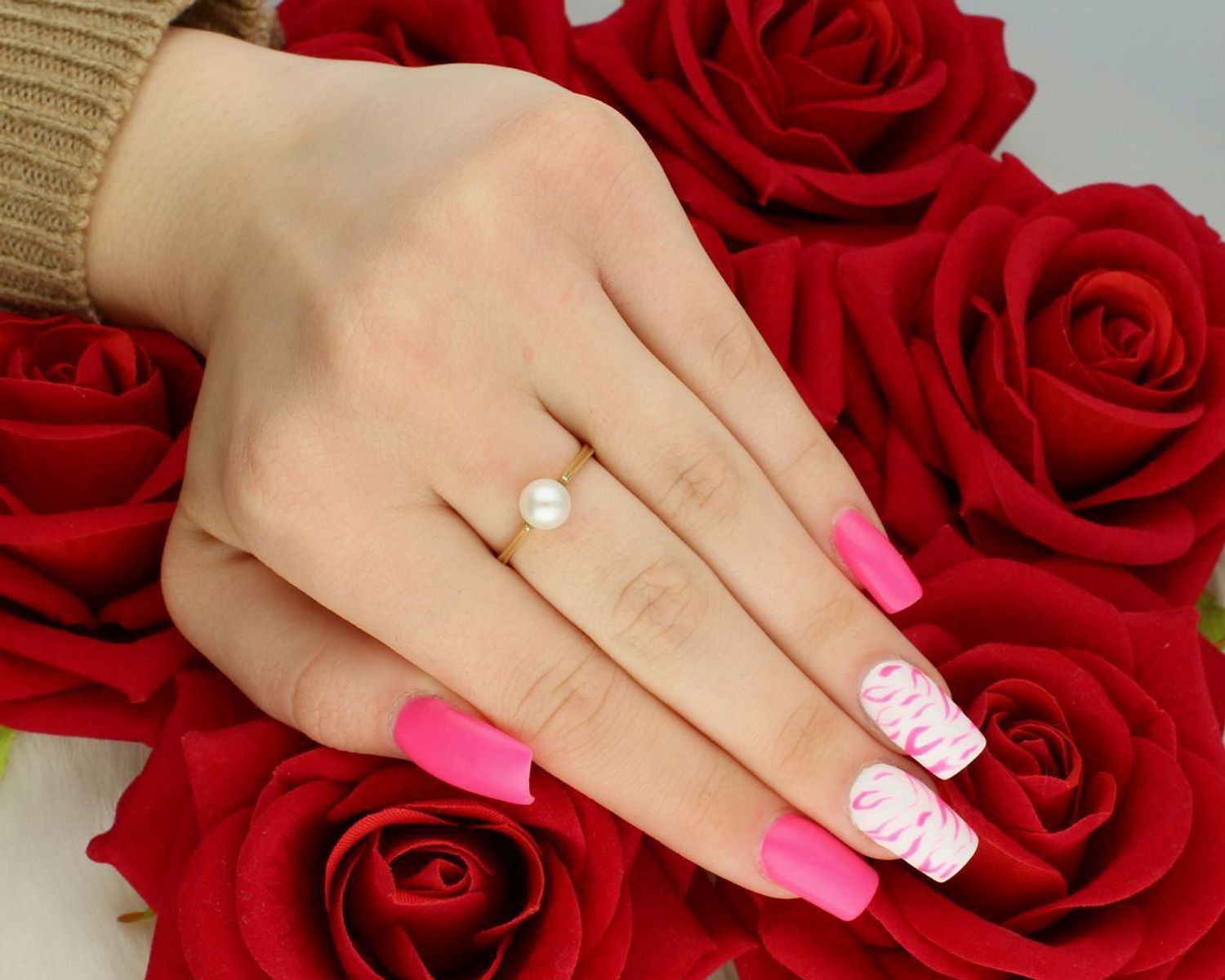 Złoty pierścionek damski z perłą – DIA-PRS-7927-585. Próba 585, perła 7 mm, waga 2,03 g, szerokość szyny 2 mm. Subtelna elegancja i ponadczasowy styl.1.jpg