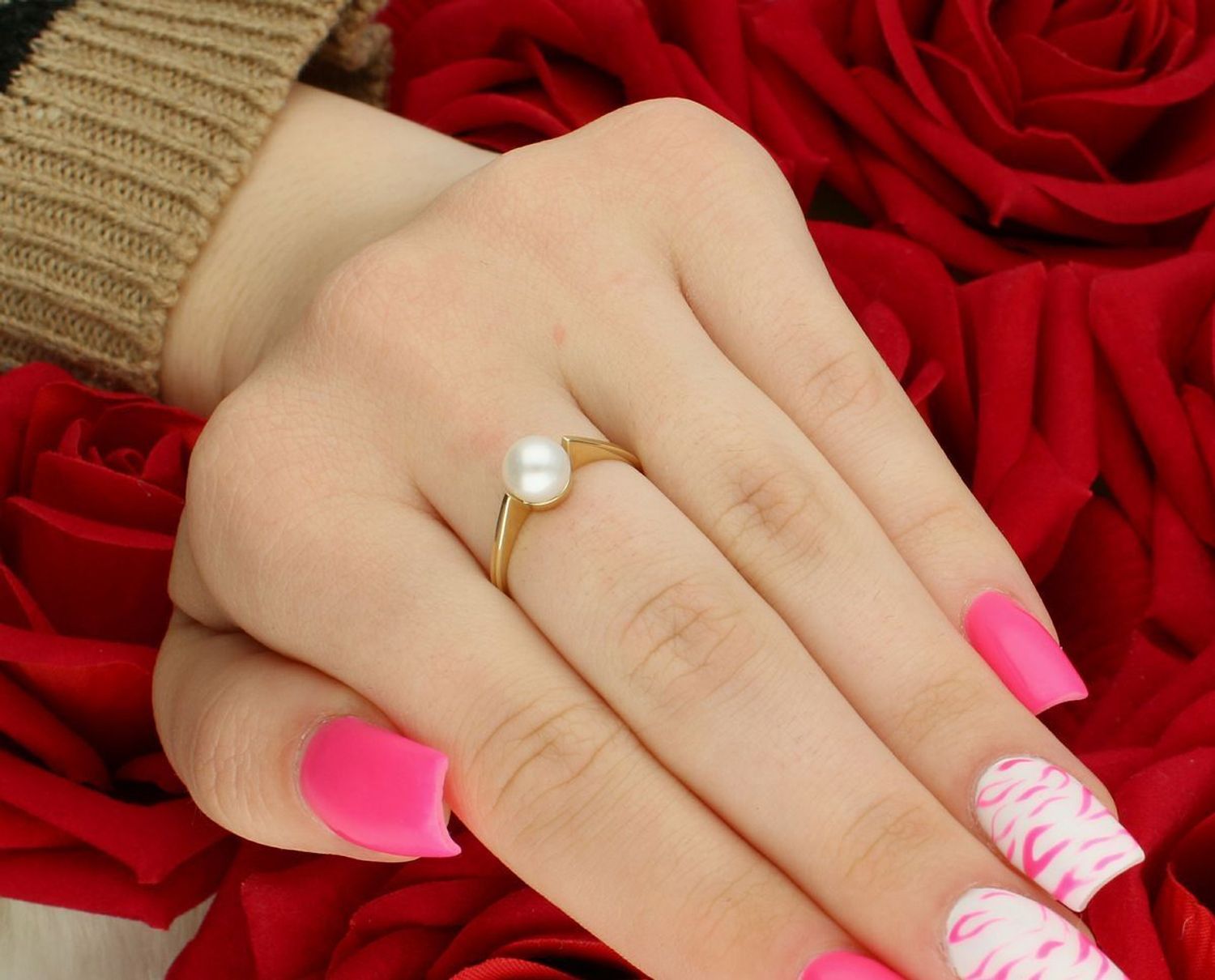 Złoty pierścionek damski z perłą – DIA-PRS-7927-585. Próba 585, perła 7 mm, waga 2,03 g, szerokość szyny 2 mm. Subtelna elegancja i ponadczasowy styl.1.jpg