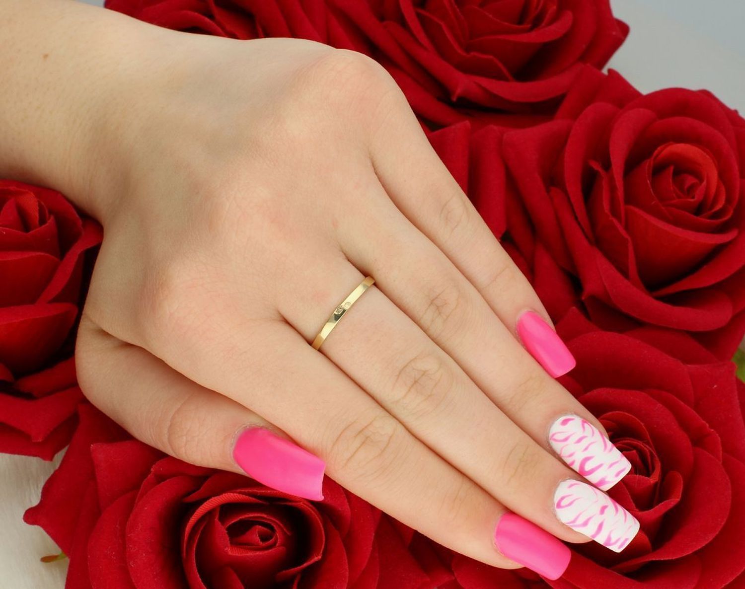 Złoty pierścionek damski z perłą – DIA-PRS-7927-585. Próba 585, perła 7 mm, waga 2,03 g, szerokość szyny 2 mm. Subtelna elegancja i ponadczasowy styl.1.jpg