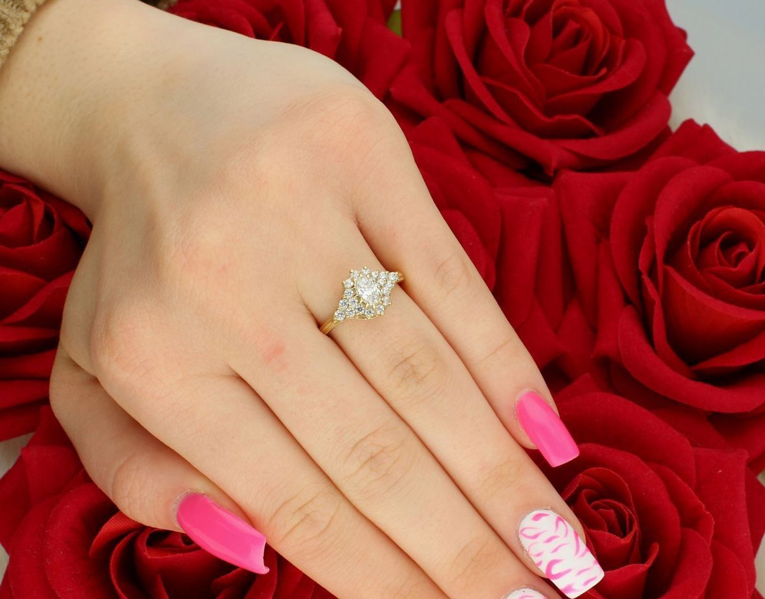 Złoty pierścionek damski próby 585 z ozdobnym koszyczkiem w cyrkonie 1,5x1,0 cm. Waga 2,76 g, rozmiar 15. Elegancki i lekki dodatek dla kobiet ceniących styl.1.jpg